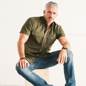 Batch Men's Constructor Short Sleeve Utility Shirt – Olive Green End-on-end Image On Body Sitting
